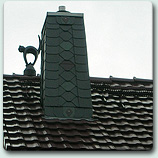 Pfannendach mit Schornsteinverkleidung